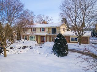 2370 Coach House Dr, Brookfield, WI 53045