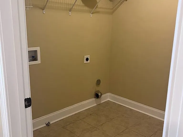 415 Fernhurst Ln — Photo 6