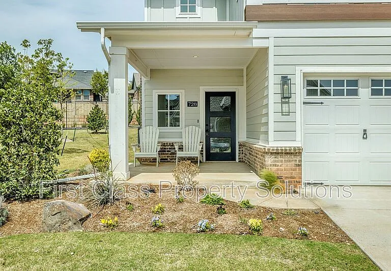 728 Harbor Town Dr — Photo 1