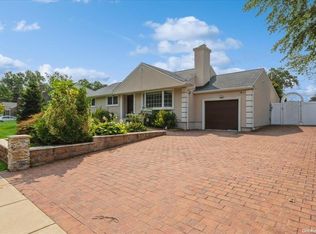 52 Willits Rd, Glen Cove, NY 11542
