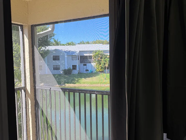 1077 Washington Cir #A — Photo 3