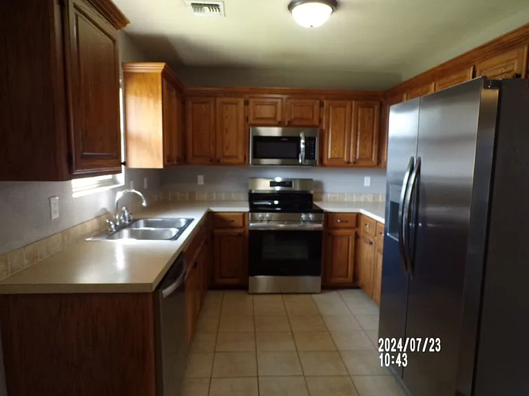 621 NW Granite Ave — Photo 3