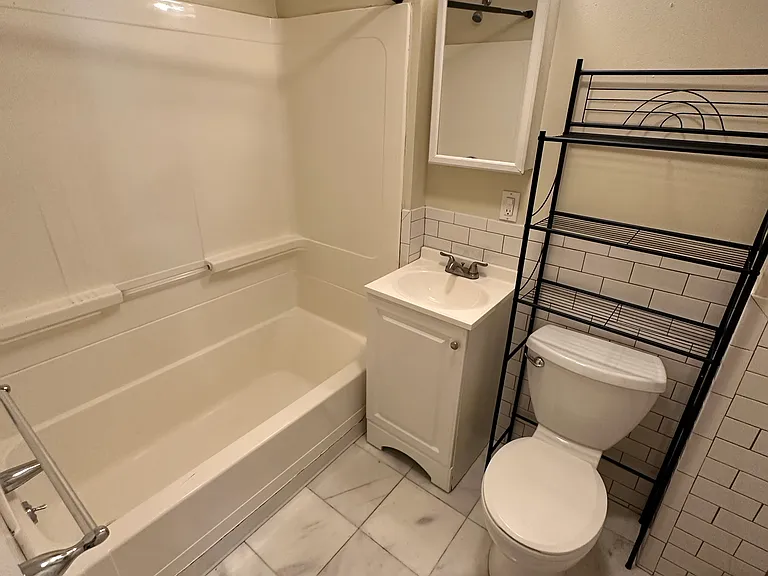 238 Everett St #1 — Photo 5
