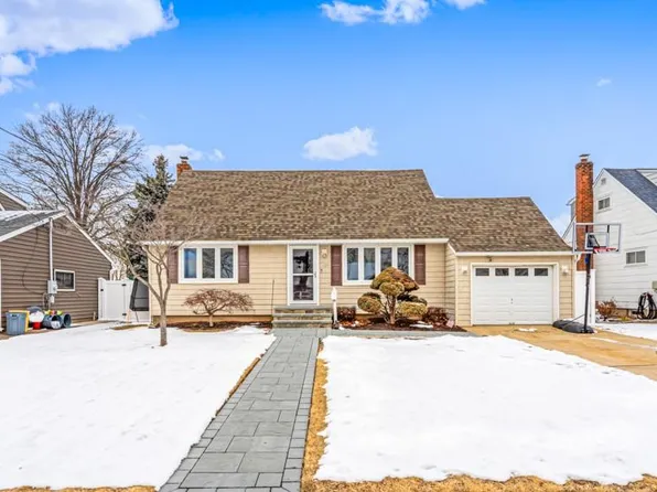 129 Lockwood Avenue, South Farmingdale, NY 11735