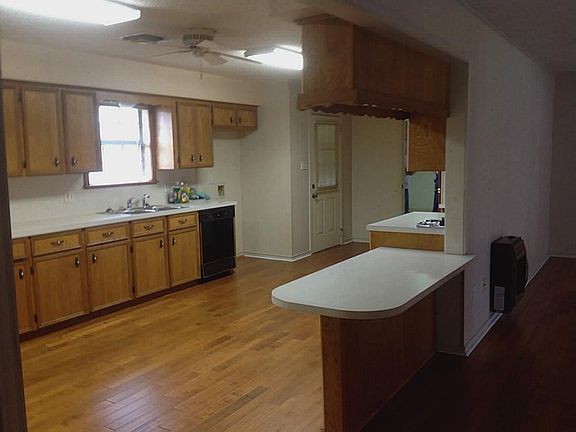 3rd image of 134 Douglas Dr