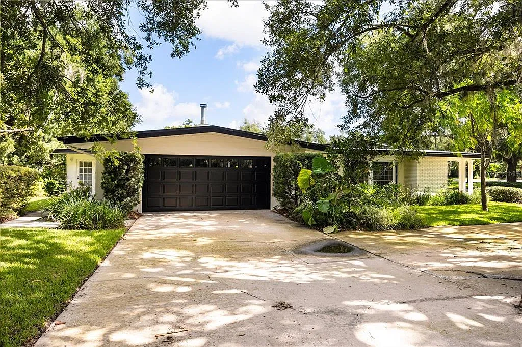 5 bed, 2.0 bath, 2750 sqft, $6,495 — Photo 2