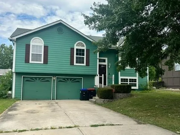 1300 Cypress Dr, Greenwood, MO 64034