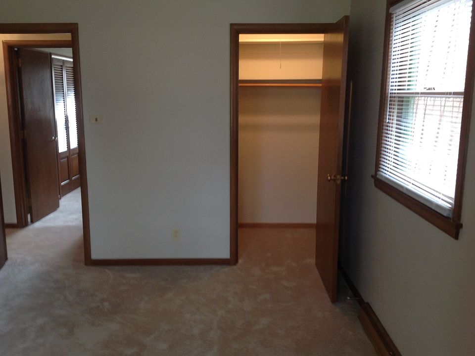 Bedroom with walkin closet