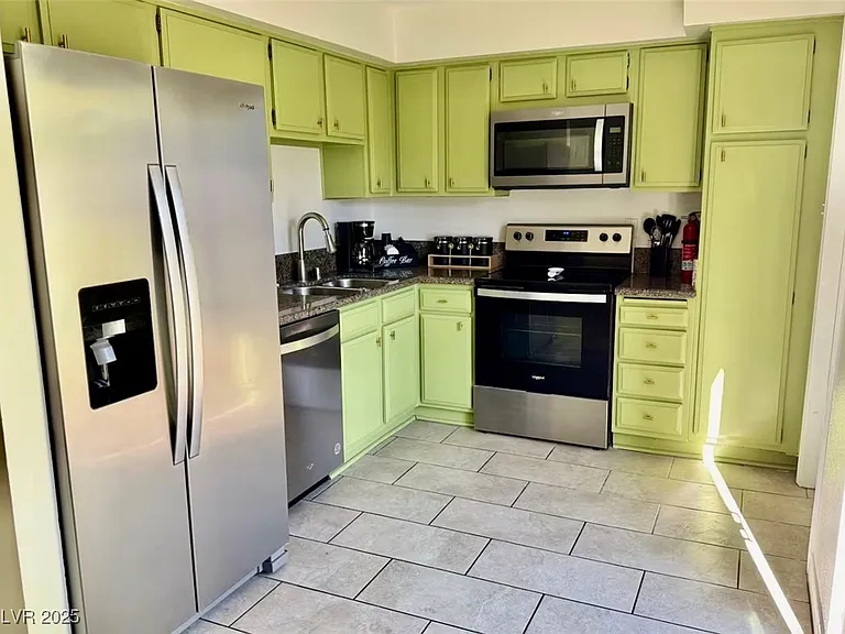544 Oakbrook Ln — Photo 5