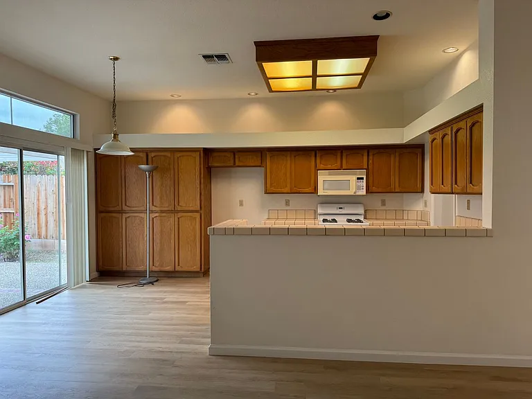 1422 Lorimer Way — Photo 5