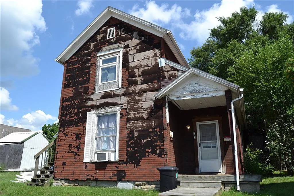 220 Walker St photo 1