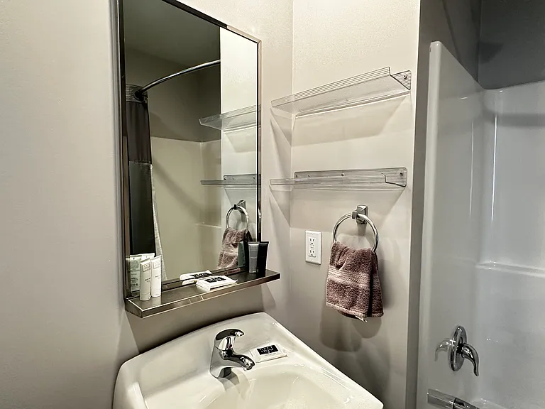 -Bathroom shelves for storage
-Travel Shampoo, Conditioner, Body Wash, Lotion and 2 Soaps.