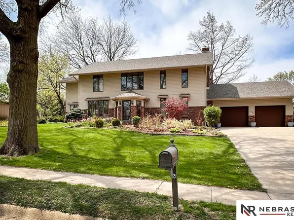 1222 N 101st Cir, Omaha, NE 68114