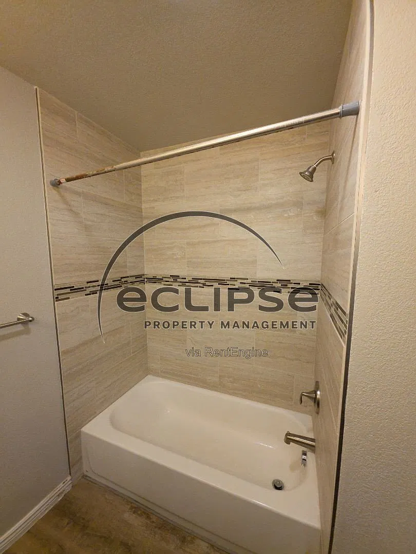 3 bed, 2.5 bath, 1800 sqft, $2,100 — Photo 4