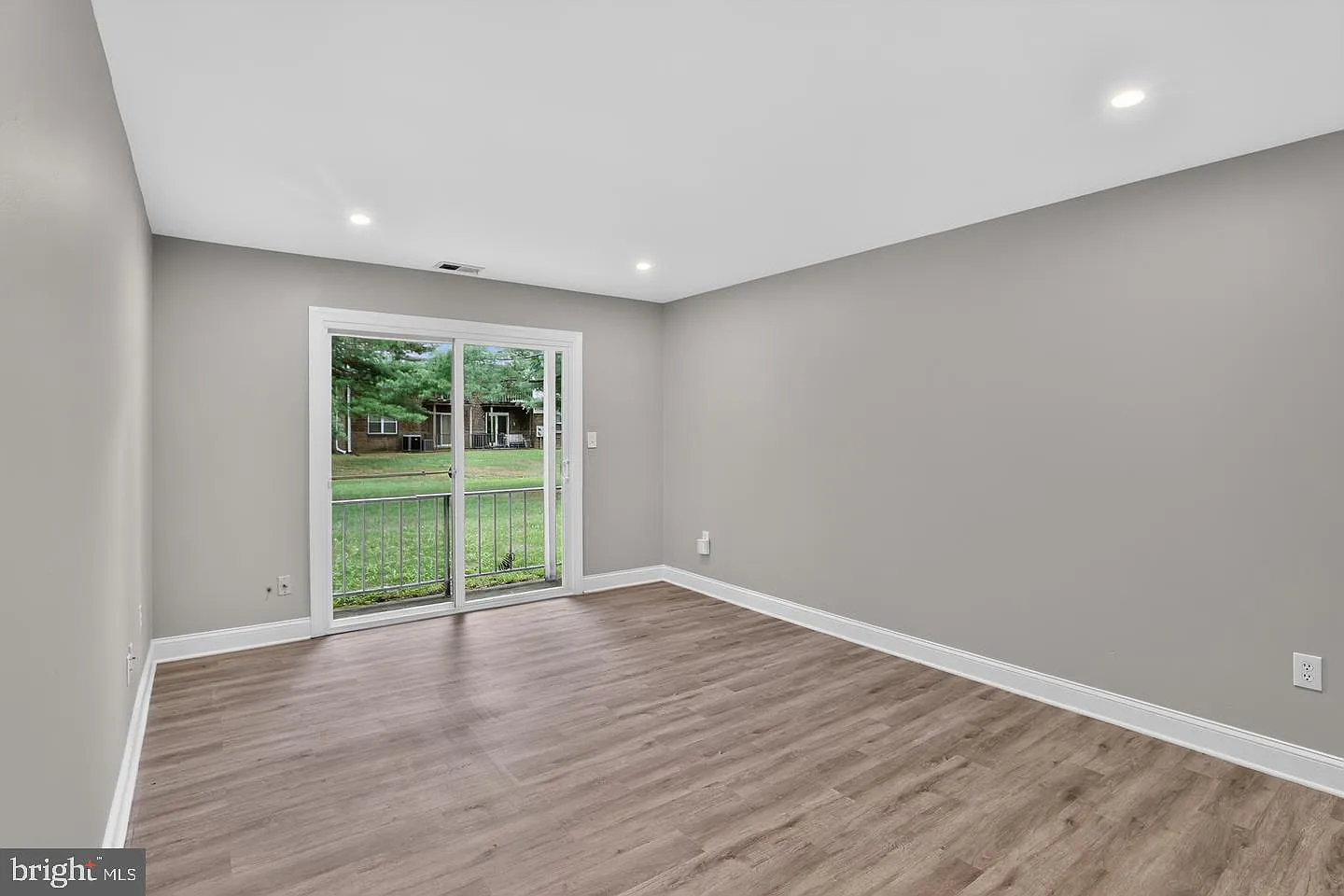 2 bed, 1.0 bath, 852 sqft, $2,200 — Photo 3