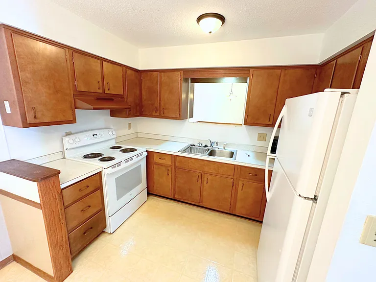 100 Park Lane Dr — Photo 2