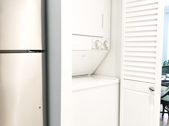 3rd image of 201 Saint James Pl APT 2A