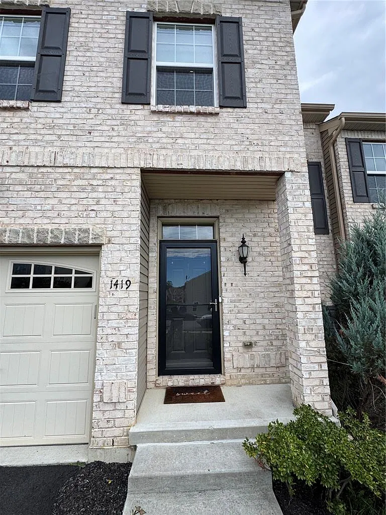 3 bed, 2.5 bath, 2139 sqft, $2,800 — Photo 2