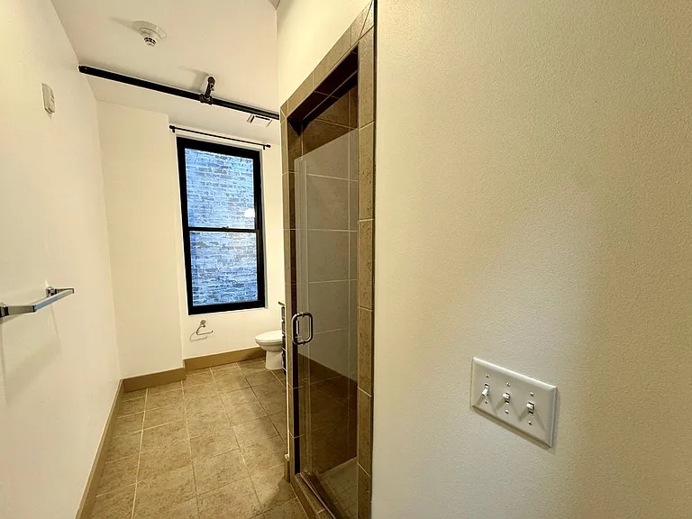 641 Walnut St Apartments — Photo 33