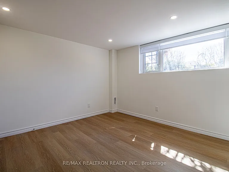 96 Southdale Dr #LOWER — Photo 11