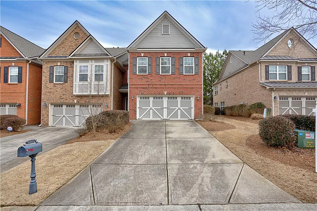 3 bed, 2.5 bath, 2443 sqft, $2,600 — Photo 2