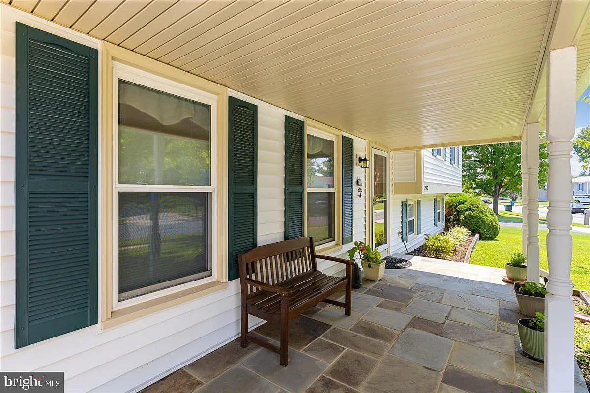 4 bed, 2.5 bath, 1832 sqft, $4,000 — Photo 3