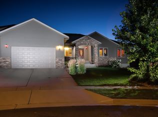 1517 W Creekside Cir, Brandon, SD 57005