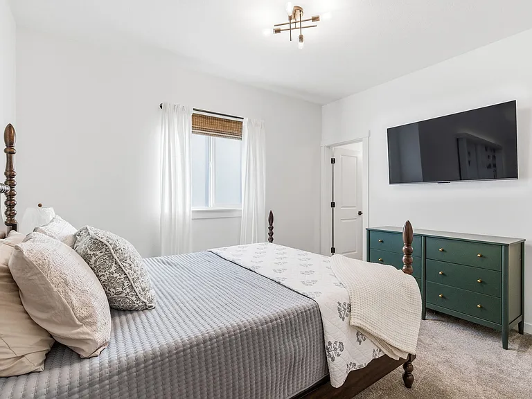 305 E Chevy Dr — Photo 12