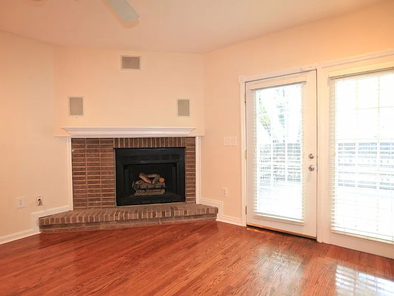 417 W 8th St #G — Photo 10