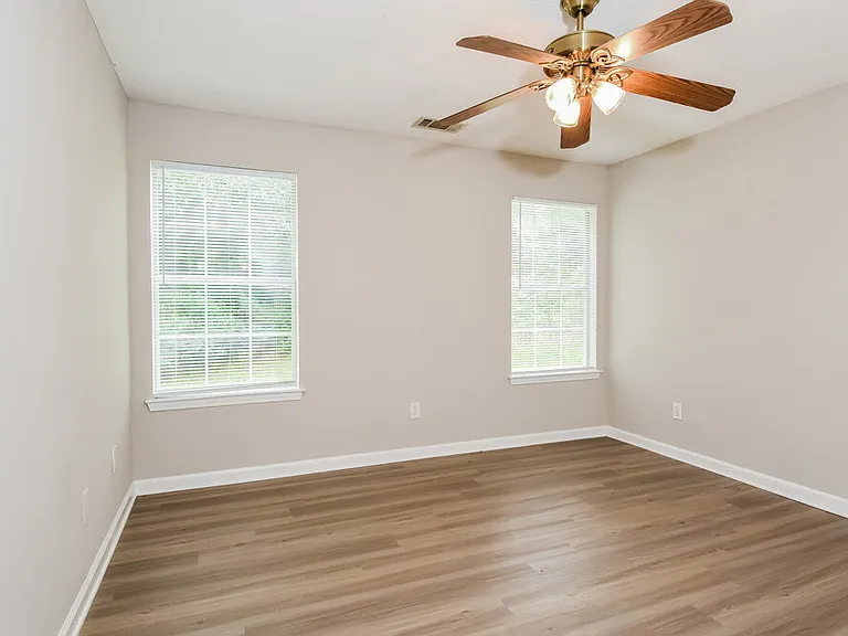 1560 Wembley Dr — Photo 9