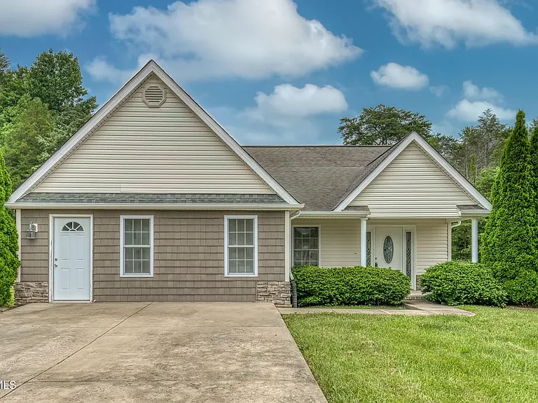 250 Bradford Ln — Photo 3