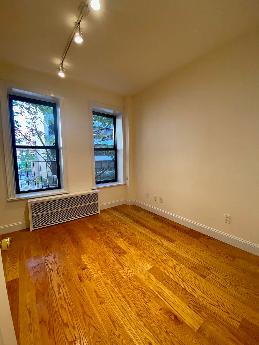 Building Photo - 405 E 69th St #2C