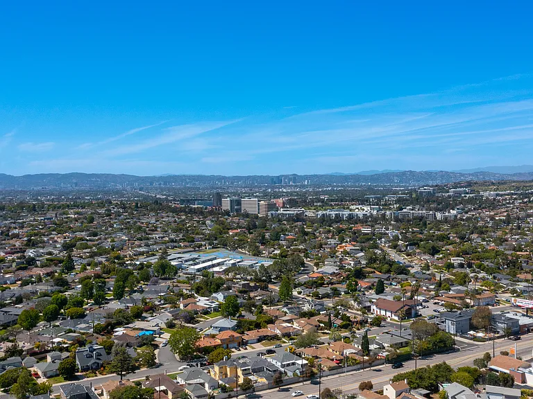 8330 Lilienthal Ave — Photo 36