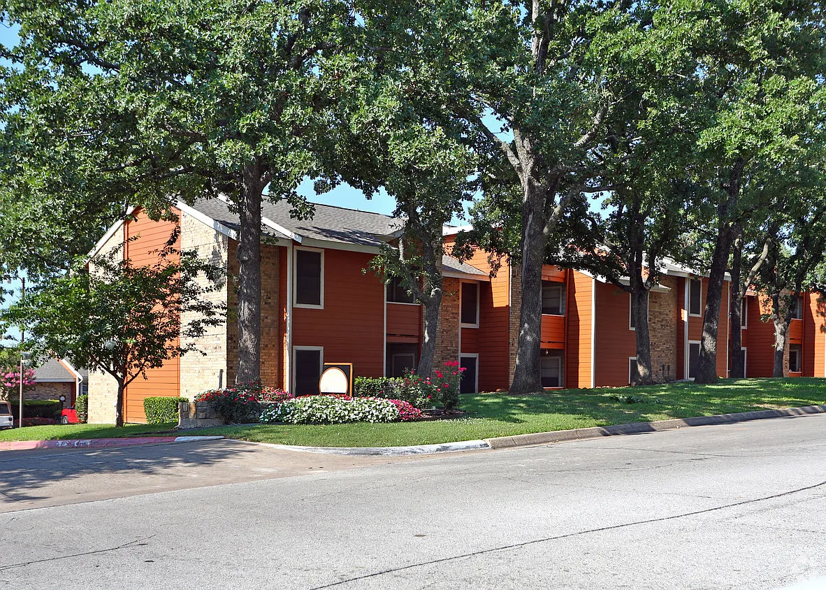 Bedford Oaks — Photo 4
