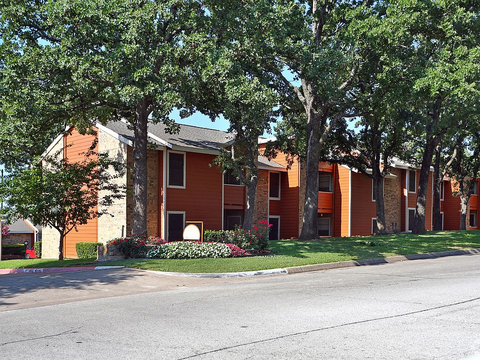 Bedford Oaks Apartments exterior building