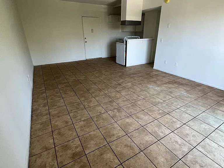 Lennox Lanai Apartments — Photo 15