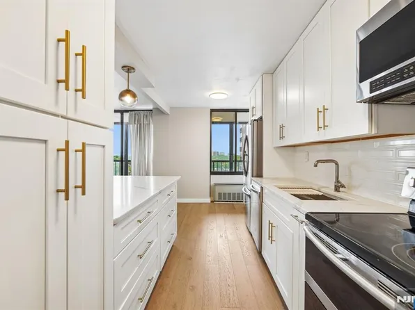 300 Winston Dr APT 923, Cliffside Park, NJ 07010
