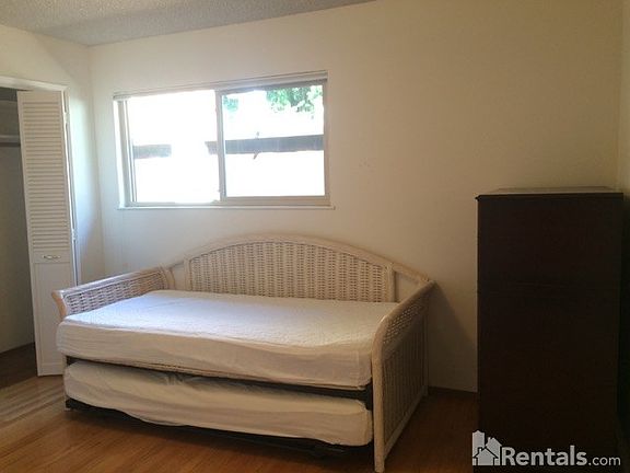 5th image of 2037 Woodside Dr