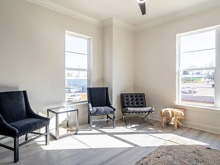 528 W Erwin — Photo 13