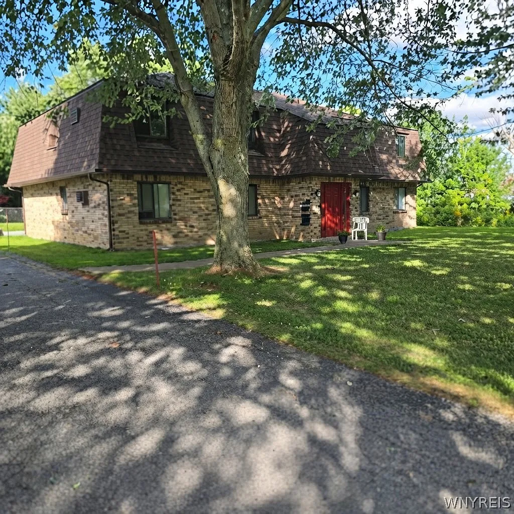 3 bed, 1.0 bath, 4998 sqft, $1,500 — Photo 2