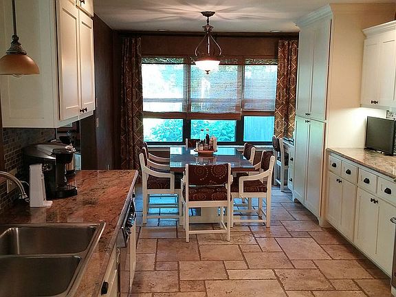 breakfast room with desk