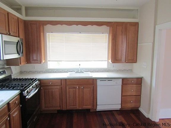 4th image of 110 Vineyard Ave