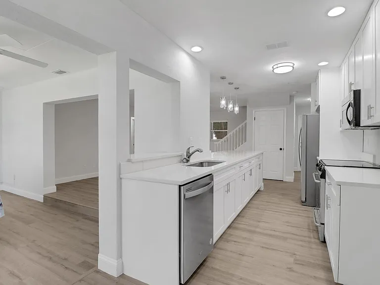 1120 Sandpiper St — Photo 3