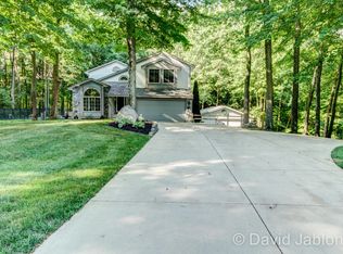 9833 Fairoaks Ct SE, Alto, MI 49302
