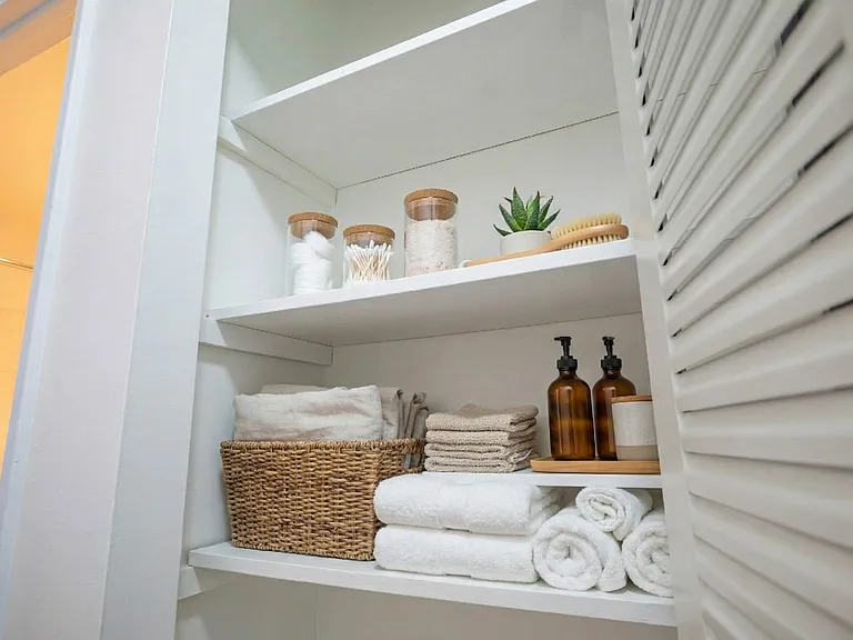 Delaire 31 304 Linen Closet Delaire 31 304 Linen Closet