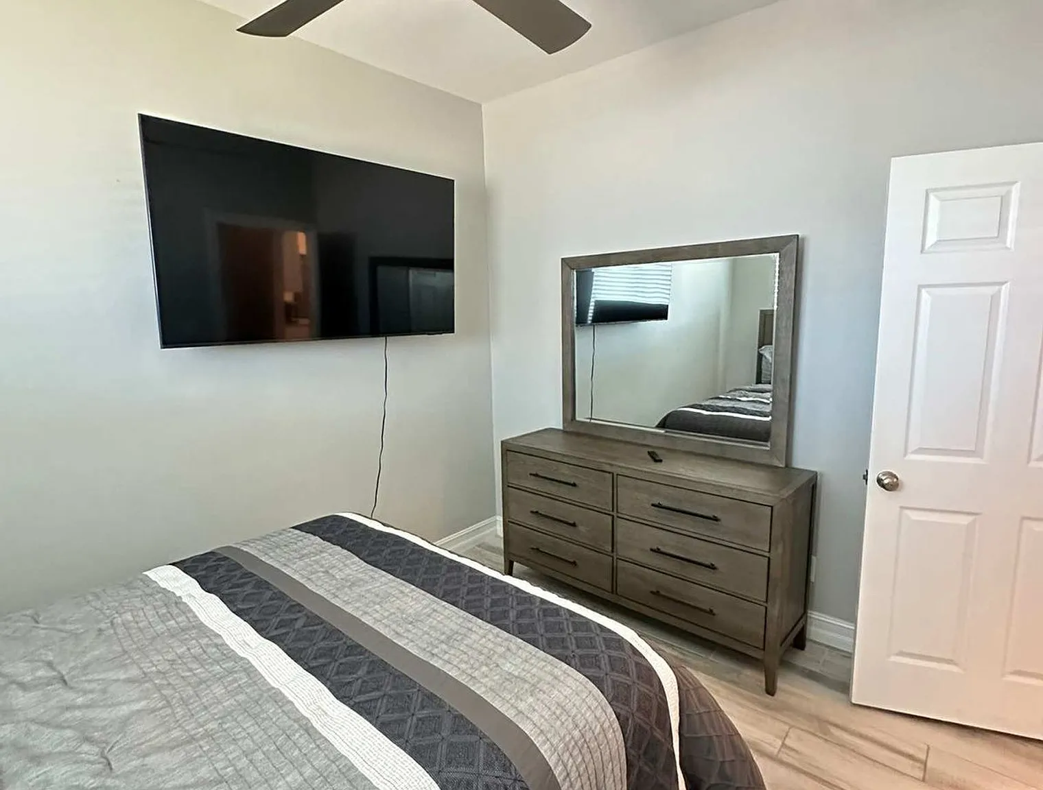 3 bed, 2.0 bath, 1894 sqft, $4,230 — Photo 4