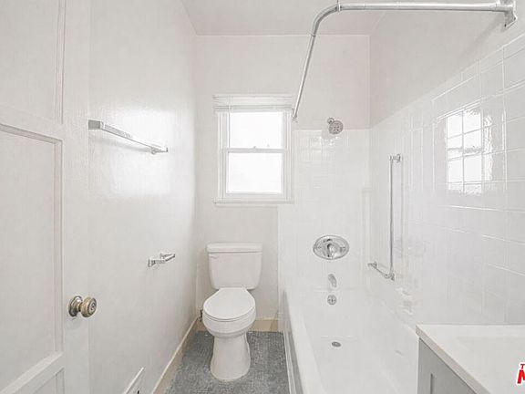5th image of 526 S Oxford Ave #100