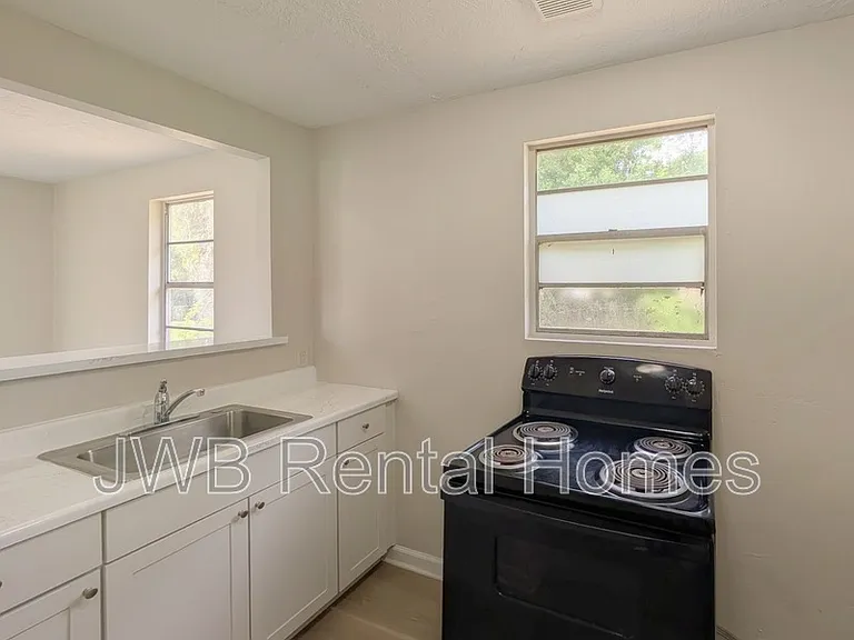 835 E Union St — Photo 3