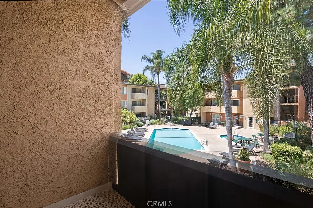 3 bed, 1070 sqft, $3,250 — Photo 2