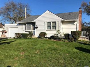 4 Eleanor Dr, Massapequa, NY 11758